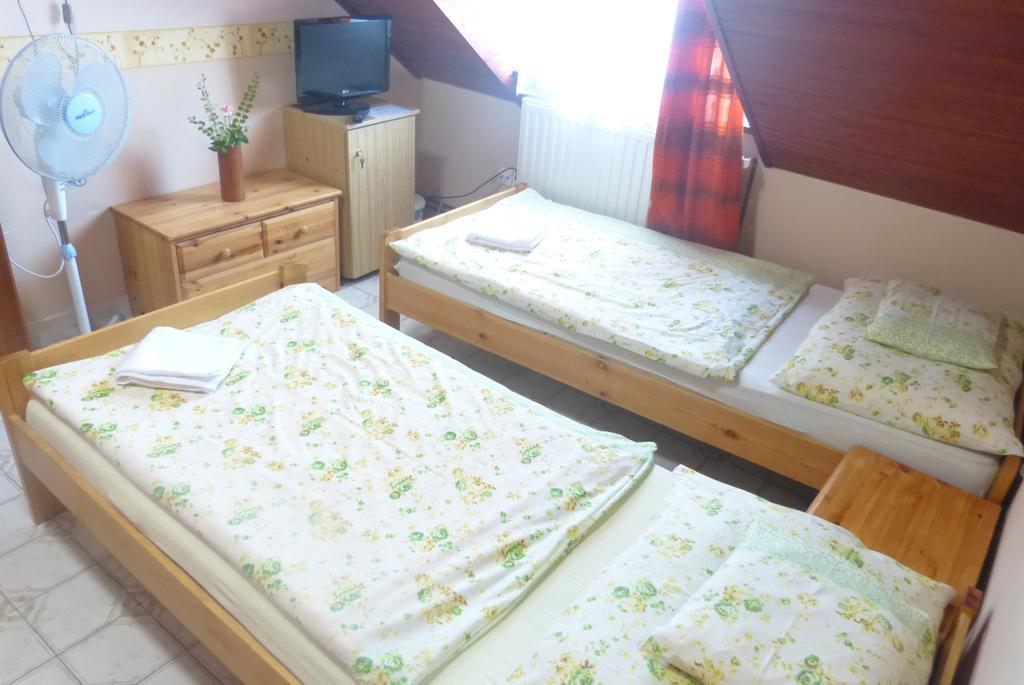 Hotel Familia Panzio à Pannonhalma Chambre photo